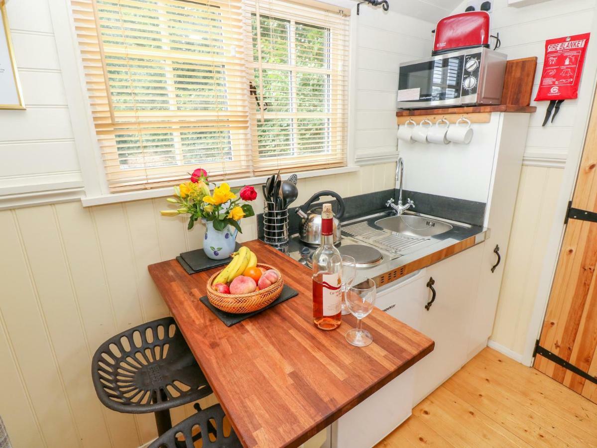 Shepherds Hut - The Crook Milford Haven Εξωτερικό φωτογραφία