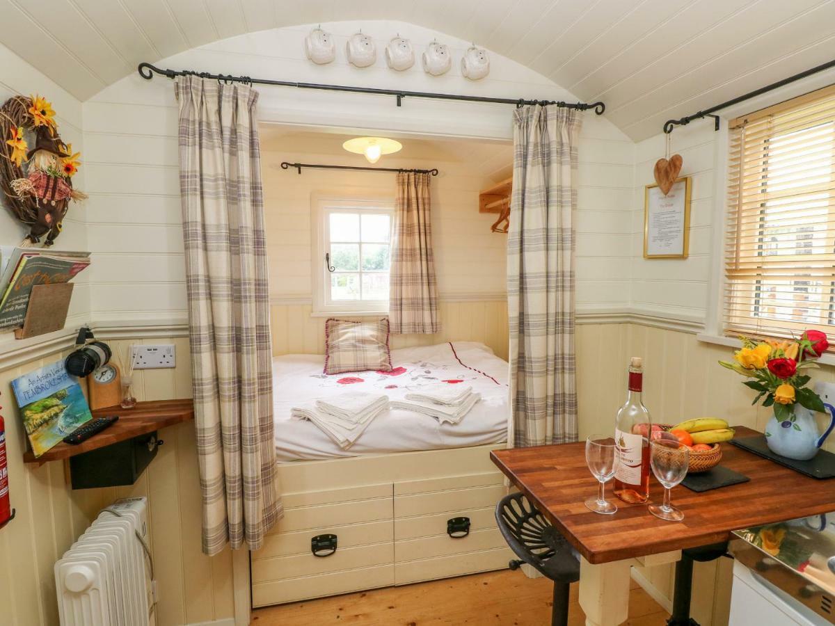 Shepherds Hut - The Crook Milford Haven Εξωτερικό φωτογραφία